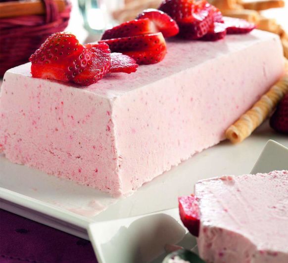 Para hoy les tenemos el favorito de muchos, el tradicional y rico helado de fresa. NGREDIENTES - 100 g de azúcar - 300 g de fresas congeladas - 300 g de crema de leche (35% de grasa) muy fría - 1 cdita de azúcar invertido PREPARACIÓN 1- Ponga el azúcar en el vaso y pulverice 20 seg/vel 10. 2- Agregue las fresas congeladas y triture 30 seg/vel 5-10 progresivamente. 3- Incorpore la crema de leche y el azúcar invertido y triture 1 min/vel 5. Vierta en un molde de silicona y deje en el congelador un mínimo de 4 horas. Desmolde y sirva. CONSEJOS Decore con fresas frescas, frutos secos, siropes o cereales. Para la presentación, puede utilizar moldes individuales de silicona (pirámides, semiesferas, timbales, etc.) previamente pintados con chocolate atemperado. #Helado #Fresa #Fresco #Recetas #tm5 #Thermomix®