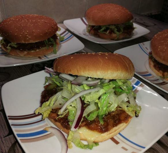 HAMBURGUESA DE CARNE DESHILACHADA ESTILO BBQ
