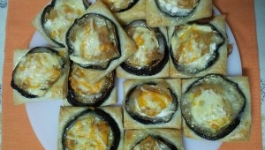 Bocaditos de berenjena, con queso de cabra y cebolla caramelizada.