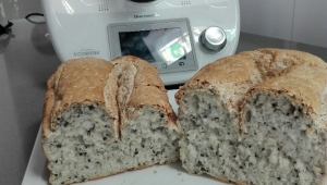 Pan con patata y sésamo negro sin gluten.