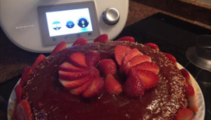 PASTEL DE CALABAZA AL CACAO CON COBERTURA DE FRESA