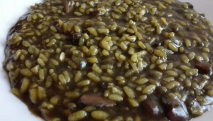 arroz con calamares en su tinta.